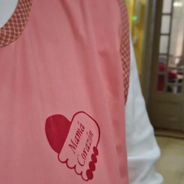 Entrega de prendas tejidas a la Asociación Mamá Corazón