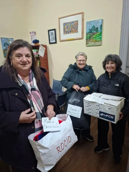 Seguimos tejiendo prendas para la asociación Mamá corazón y la Asociación Solidaria Geto en paz